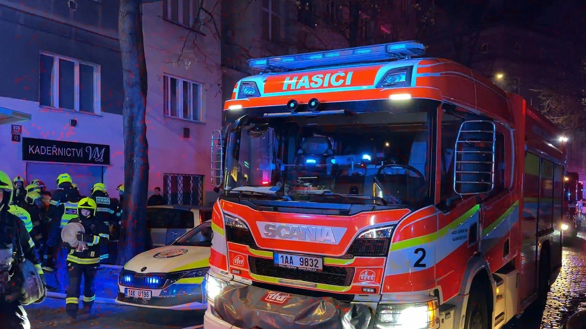 V hostelu v pražské Bubenči hořelo, 60 lidí se evakuovalo